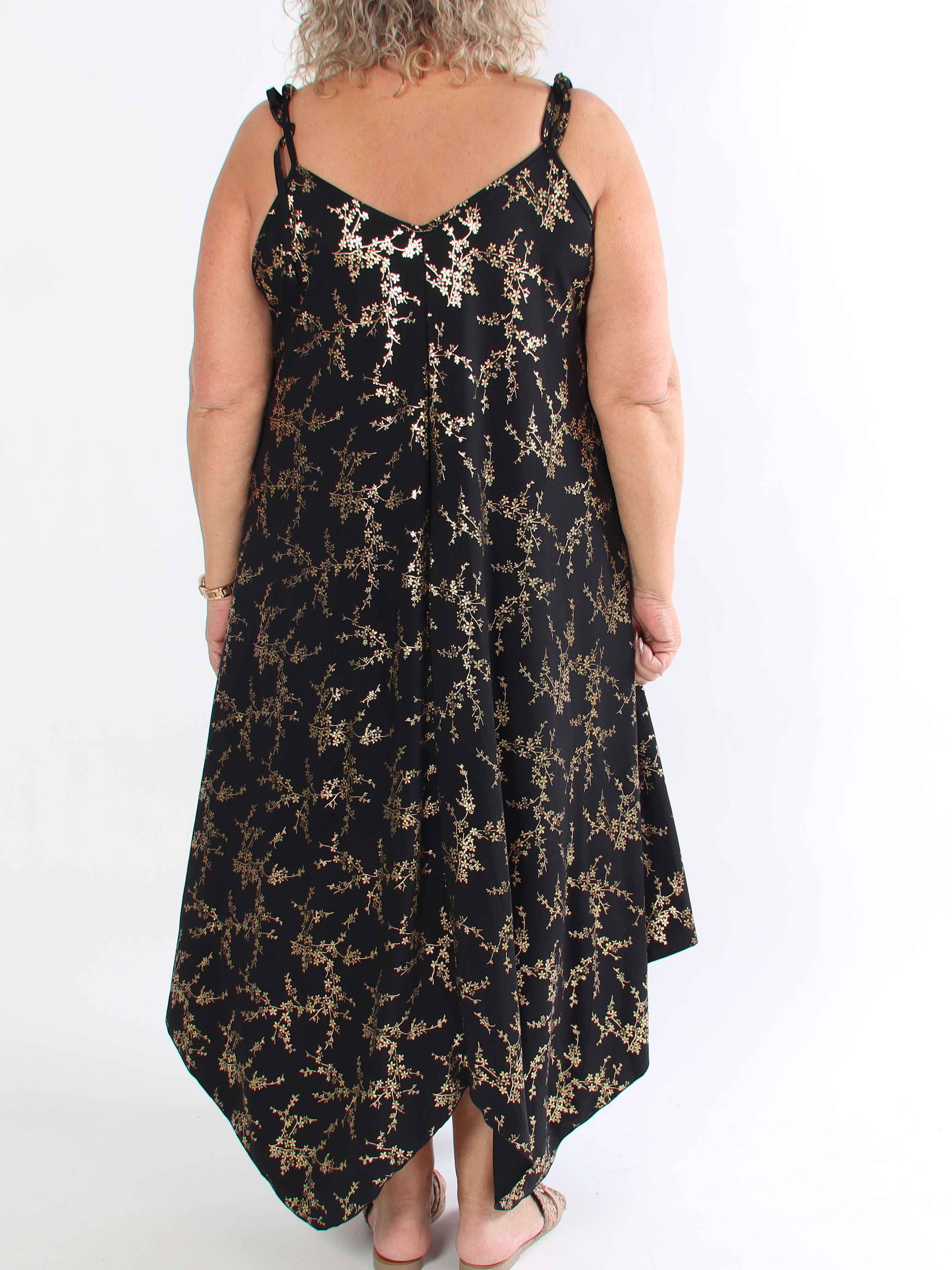 Maisie Gold - Plus size stropkjole i elastisk stof med guld print